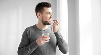 gizon batek prostatitisa tratatzeko drogak hartzen ditu