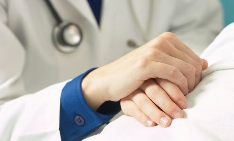 medikuak prostatitisa duen pazienteari laguntzen dio